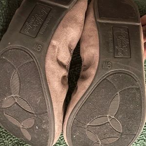Women’s flats size 9 taupe NWOB